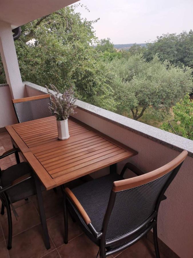 Apartment Zita With 1 Bedroom In Relaxing Surroundings Near Umag Exteriör bild